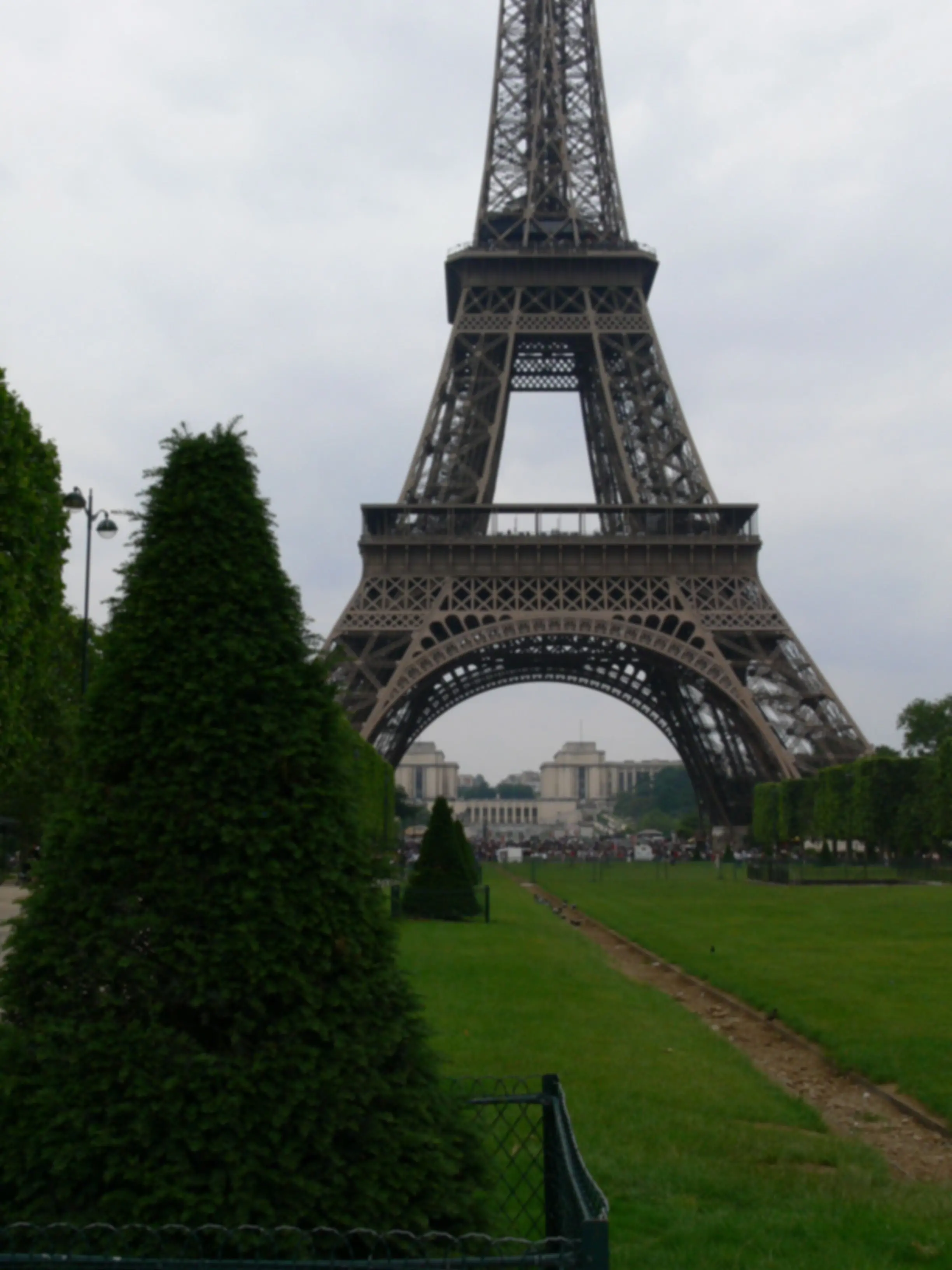 Foto sfocata con la Torre Eiffel..