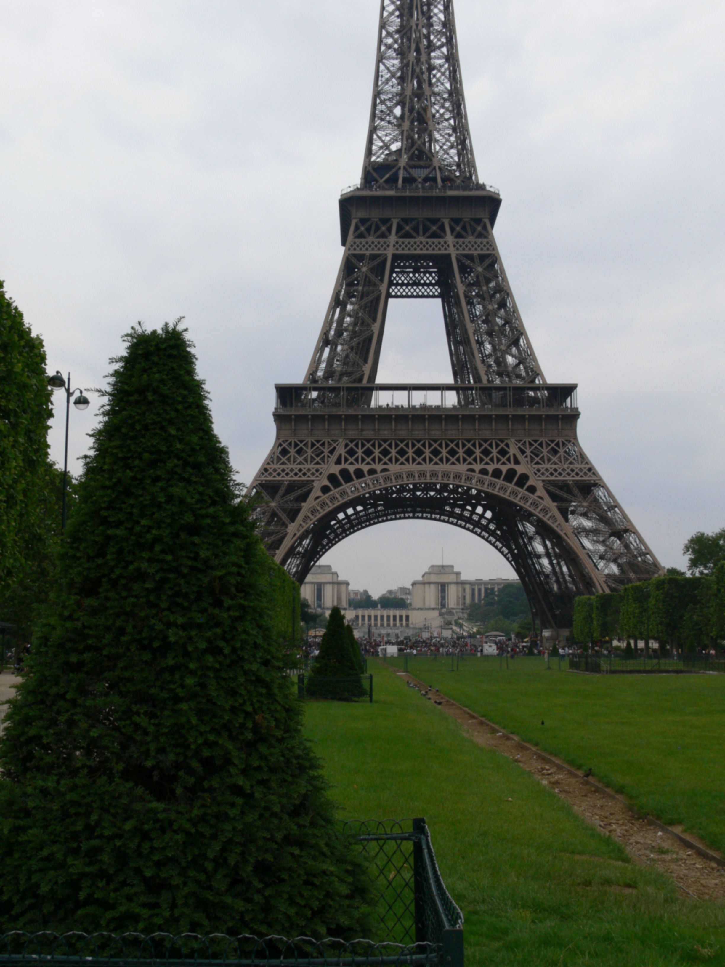 Foto sfocata corretta con la Torre Eiffel..