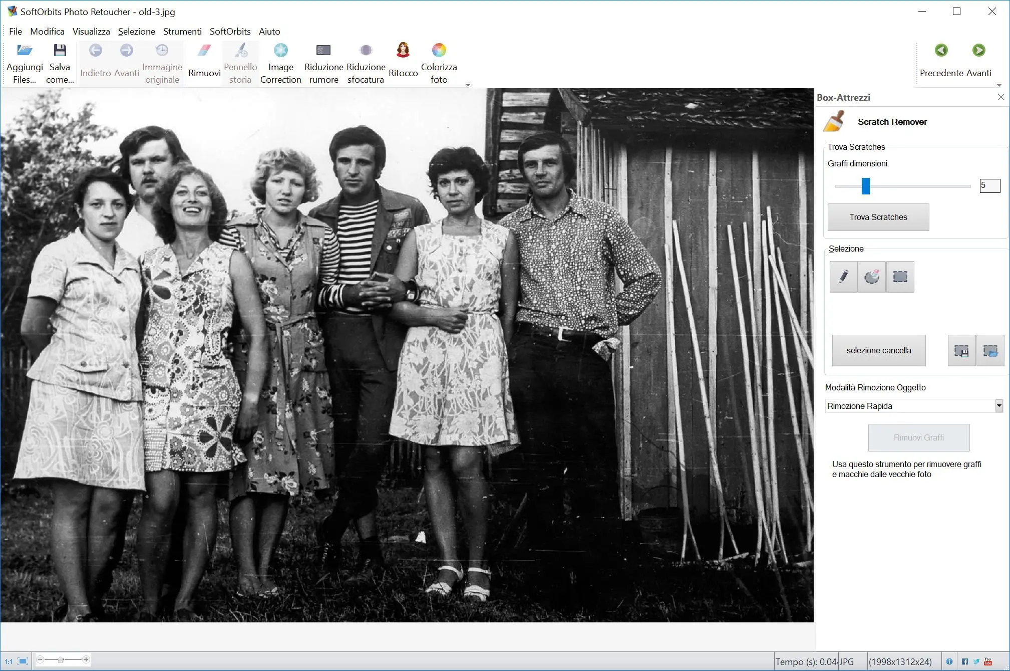 Rimuovere i graffi dalla vecchia foto.